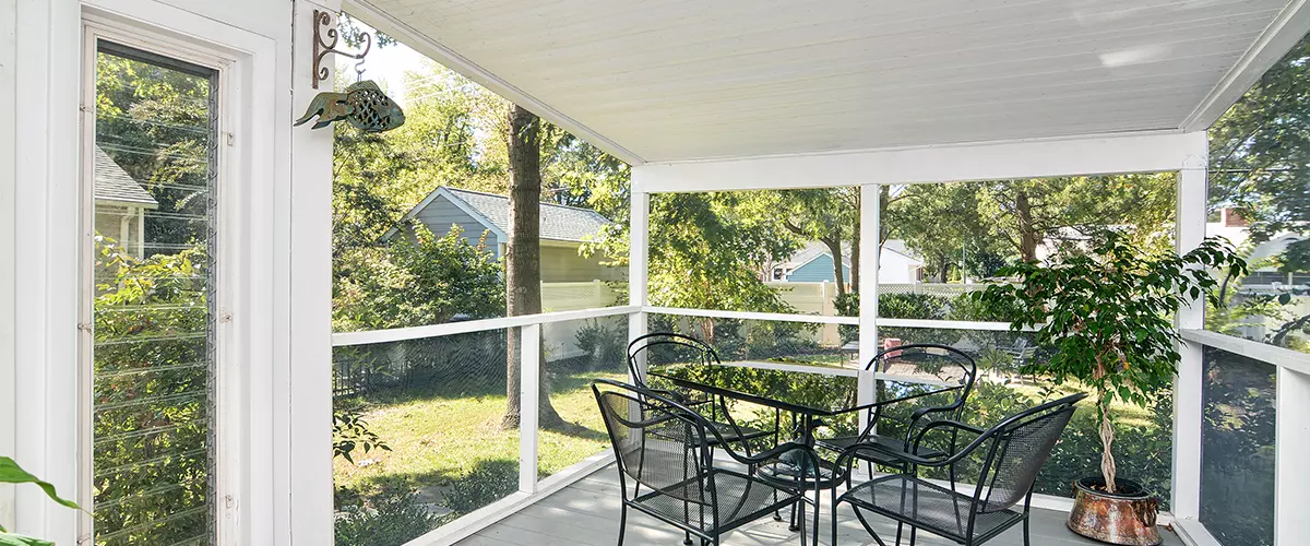 Screened white hideaway partition Porch